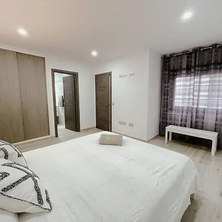 Cozy 2 Bedroom In Los Cristianos Lc03 *