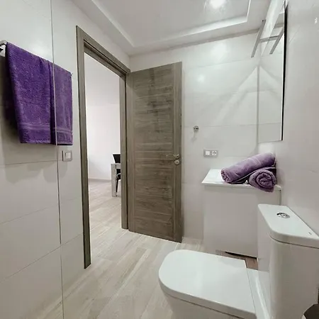 Cozy 2 Bedroom In Los Cristianos Lc03 *